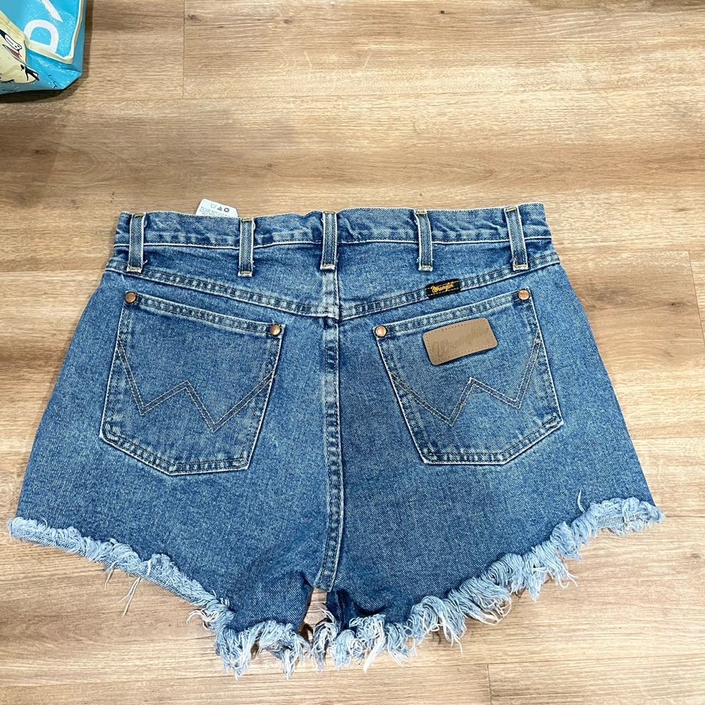 Wrangler WOMEN'S REWORKED SHORT IN DARK STONE